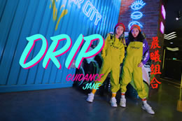 兩位小美女又一次合作，看著(zhù)她倆成長(cháng)起來(lái)的～太Cool了