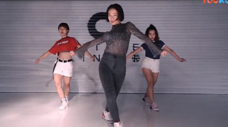 爵士舞肩部動(dòng)作