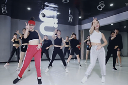 女生學(xué)街舞