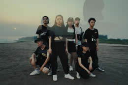 莫庸老師最新編舞，由他的編舞初級班學(xué)員出演～大家都是第一次拍視頻，特別棒了哦